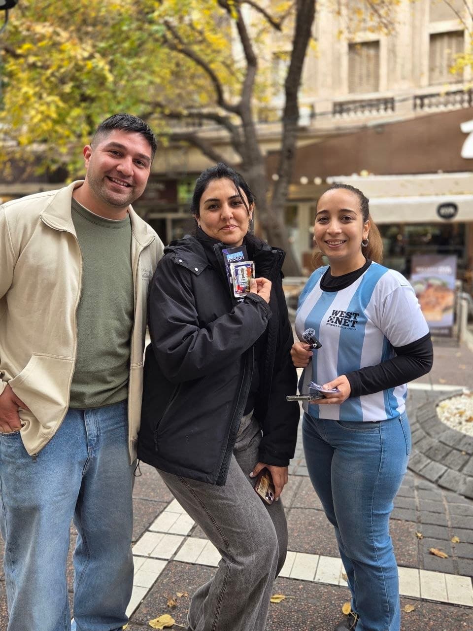 Tres personas del equipo Westnet posando en el centro de Mendoza
